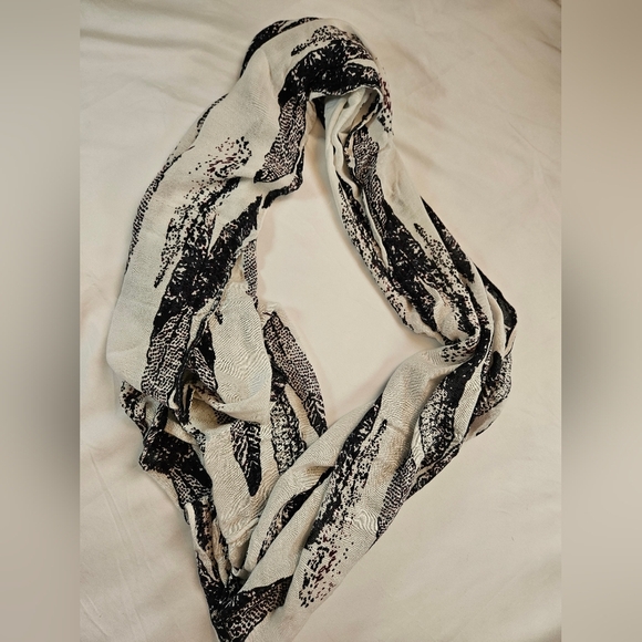 Unbranded Womens White With Black Feather Design Infinity Scarf 100% Viscose - Picture 11 of 11